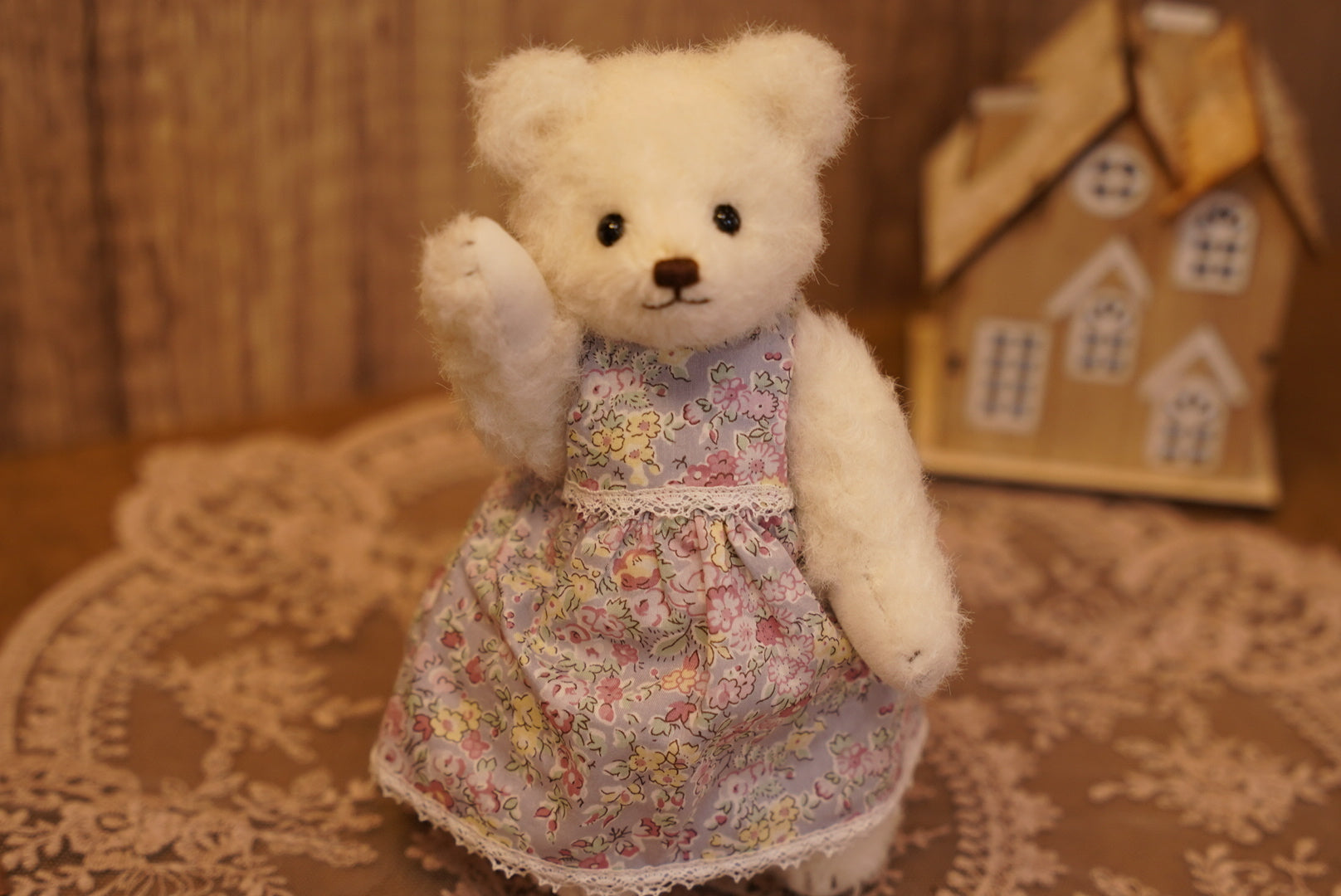 𝓜𝓲𝓴𝓲 𝓑𝓮𝓪𝓻𝓼 - 碎花洋裝小女孩